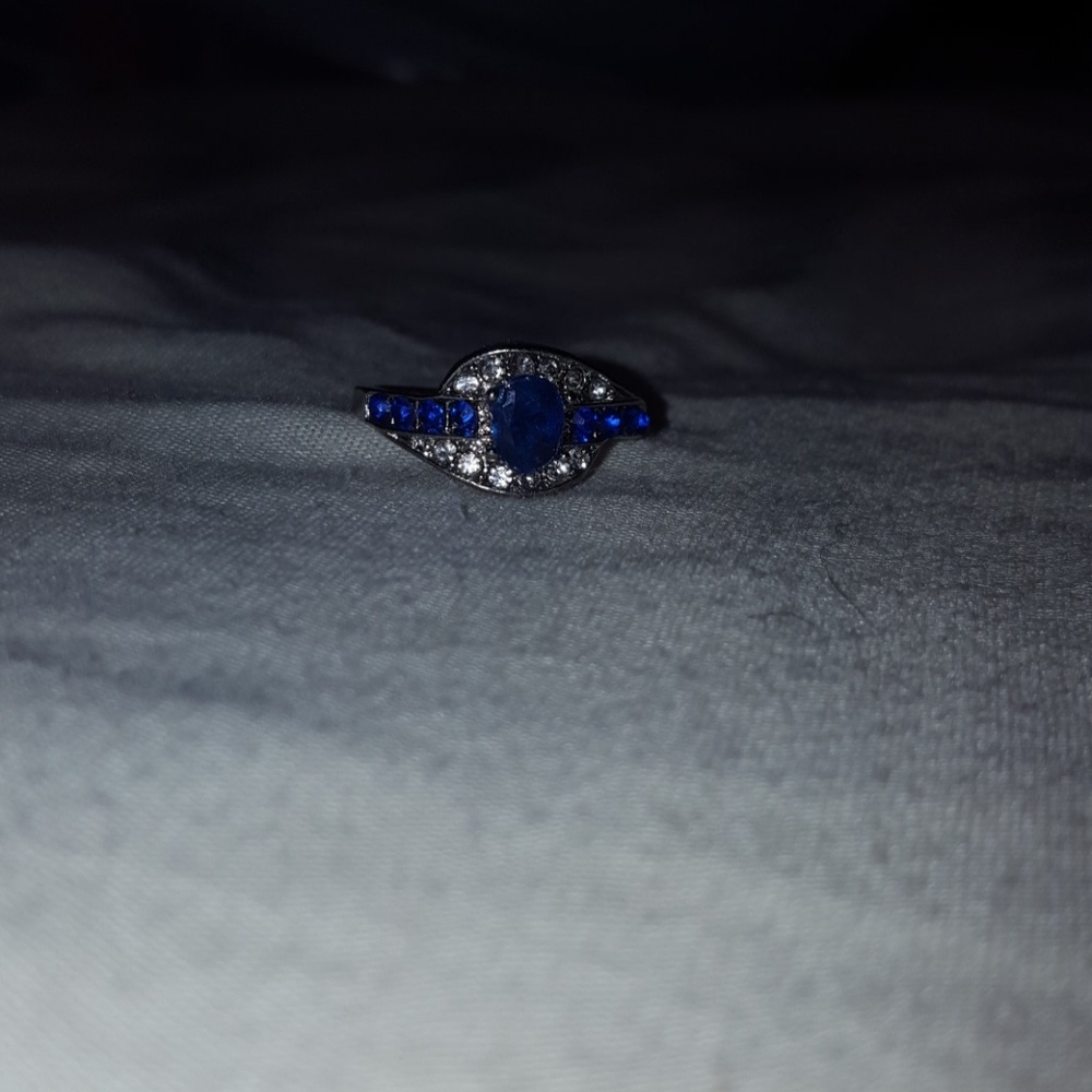 Size 8 ring - Picture 1 of 1